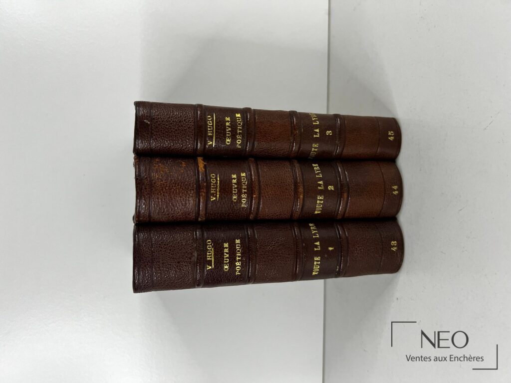 Trois volumes de Toute la Lyre de Victor Hugo rangés côte à côte