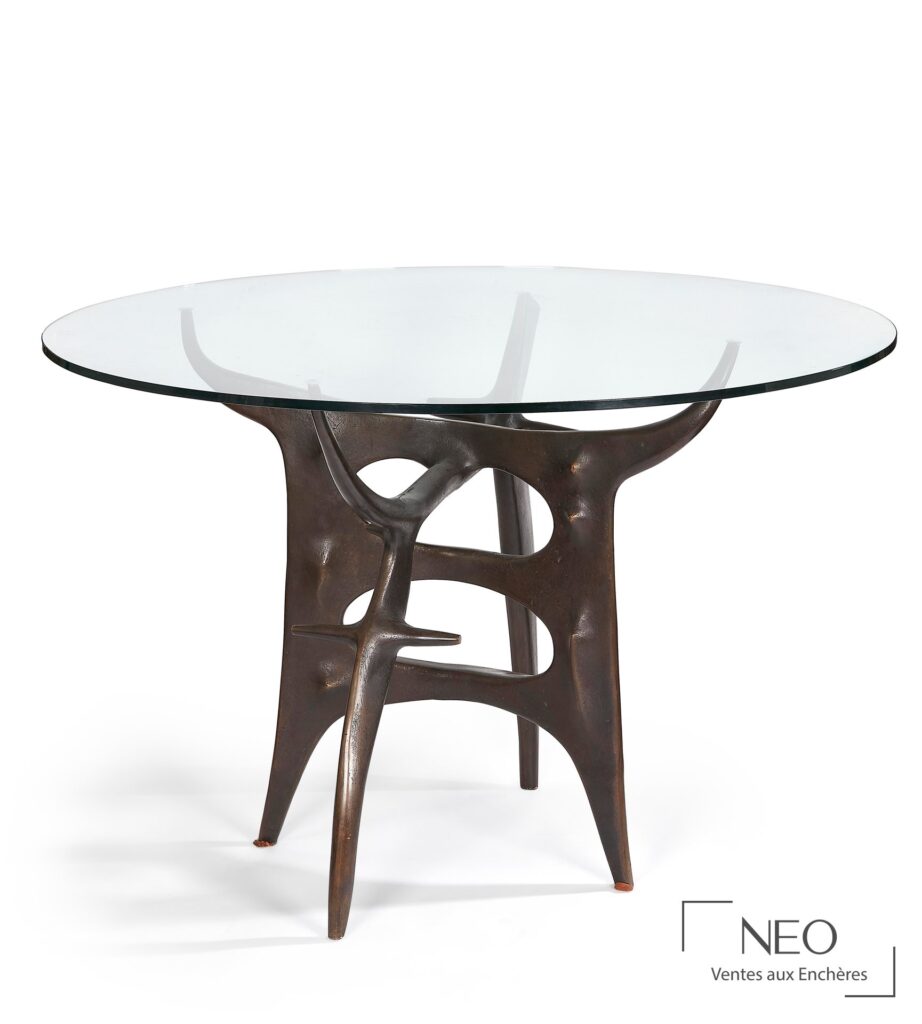 Table circulaire de Victor Roman avec plateau en verre transparent et piètement en bronze patiné