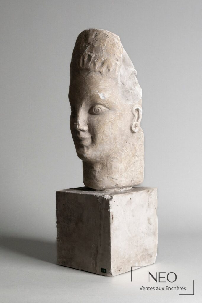 Tête de divinité en plâtre sur socle