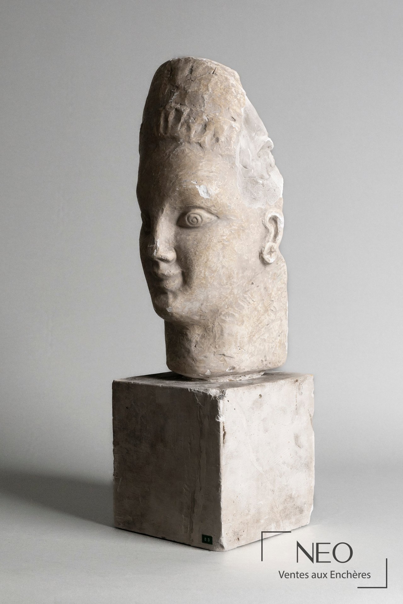 Tête de divinité en plâtre sur socle