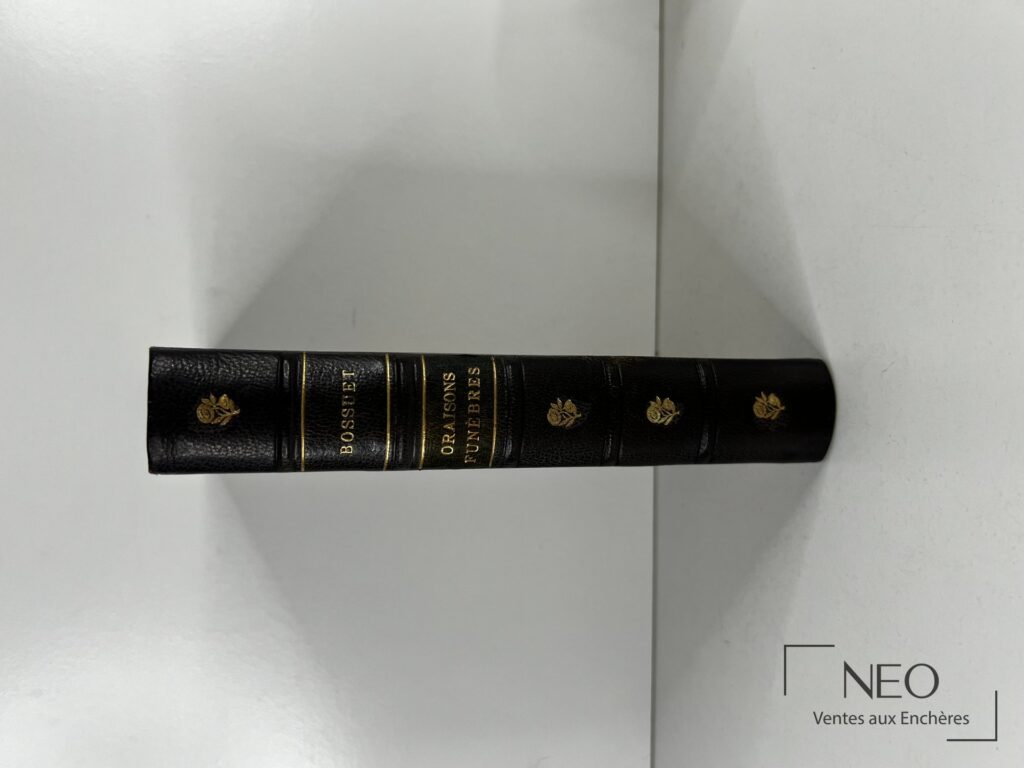 Dos noir à nerfs avec titre et auteur dorés