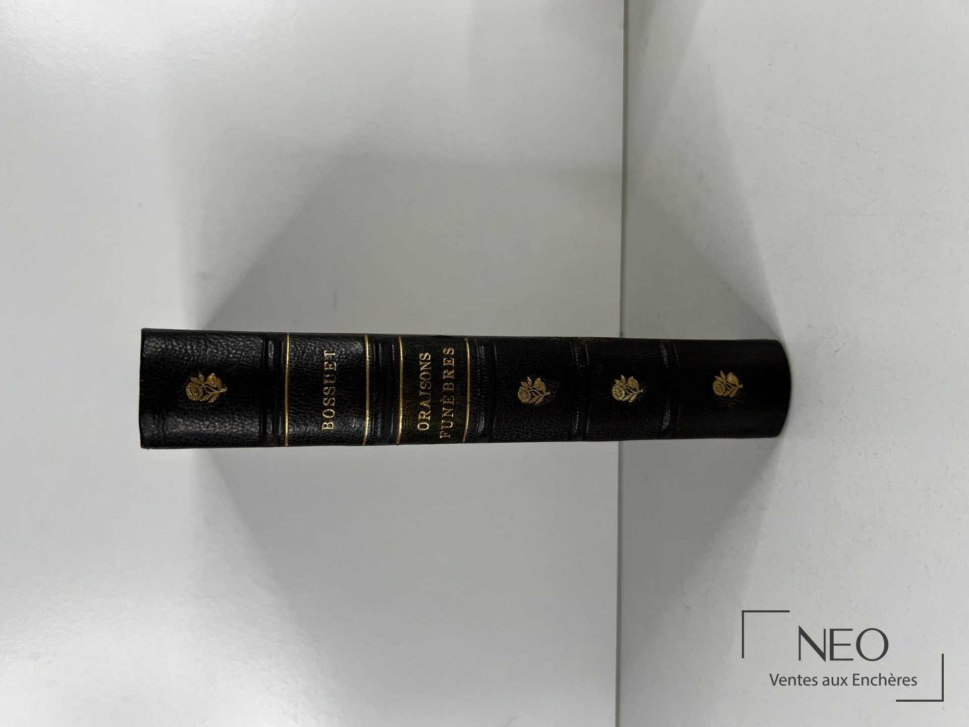 Dos noir à nerfs avec titre et auteur dorés