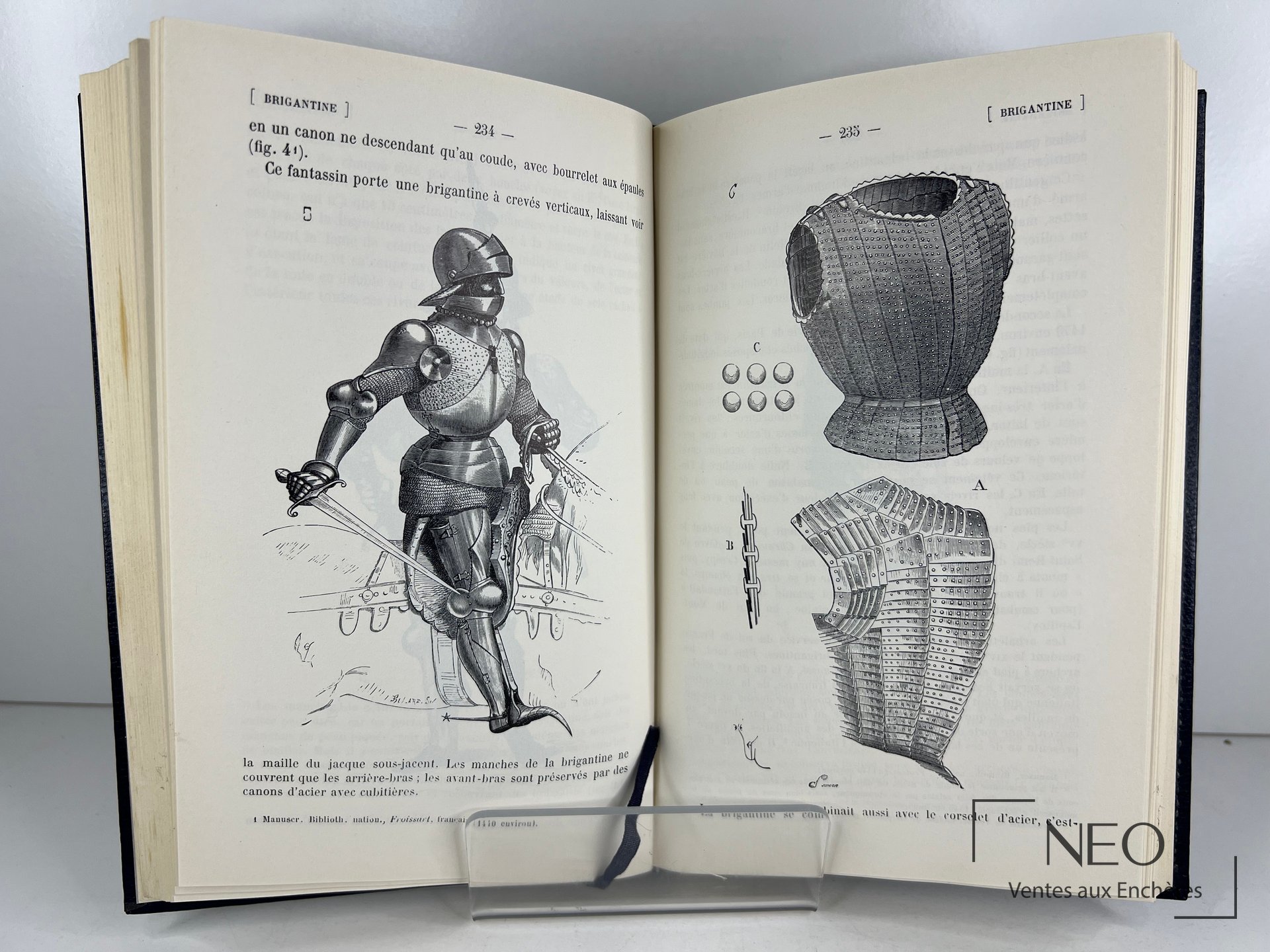 Pages ouvertes d'un livre illustré montrant une gravure de brigandine et du texte en regard.