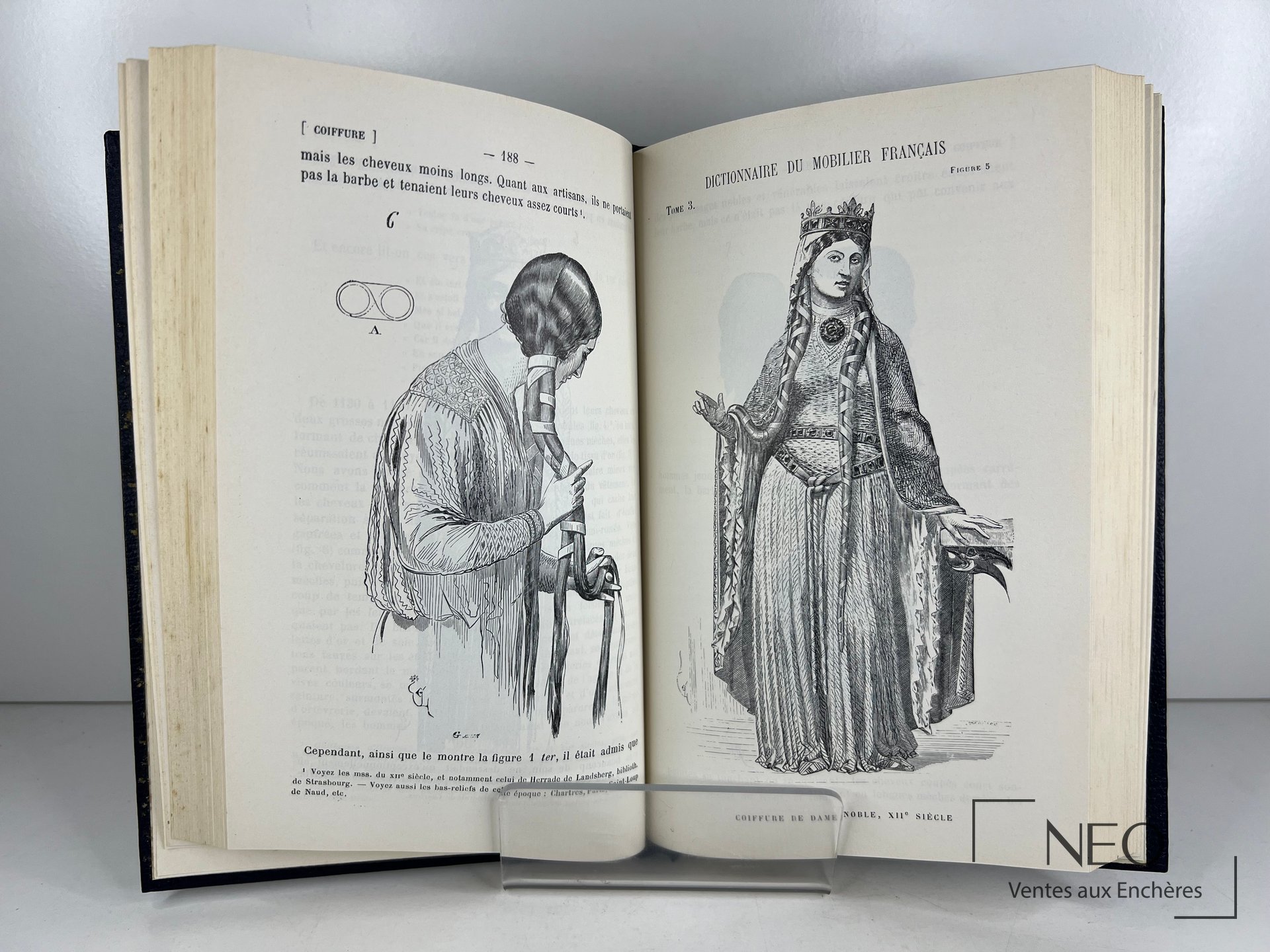 Pages ouvertes d'un ouvrage illustré sur le mobilier français avec gravures en noir.