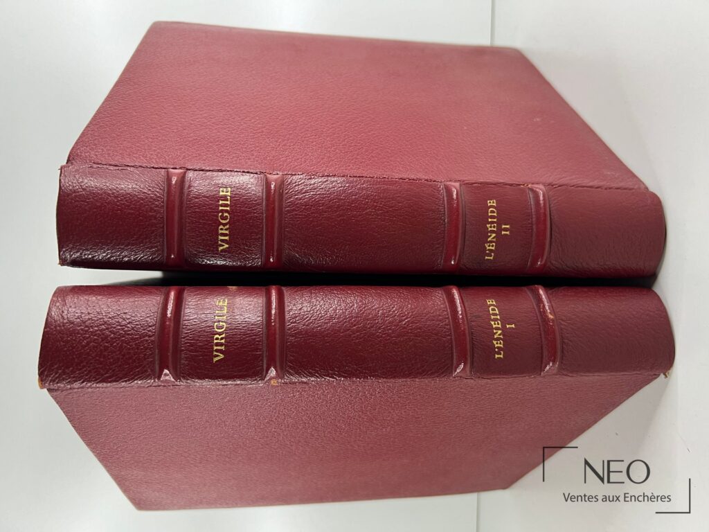Deux dos de volumes en percaline rouge
