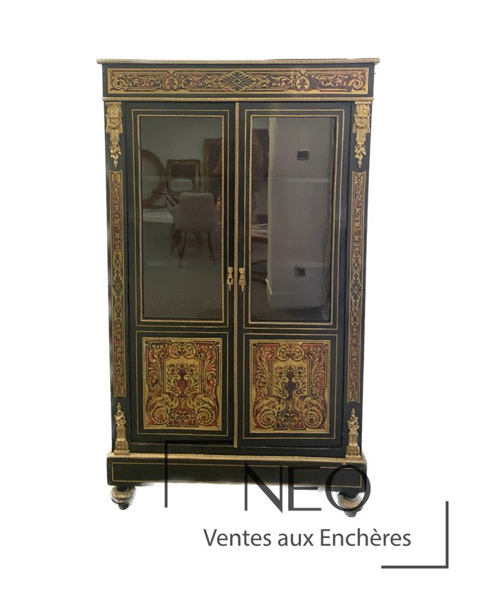 Vitrine en bois noirci à marqueterie Boulle