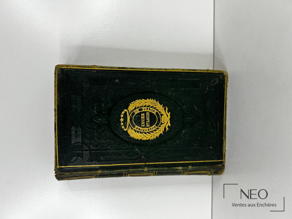 Couverture noire ornée de motifs dorés du Théâtre de Voltaire