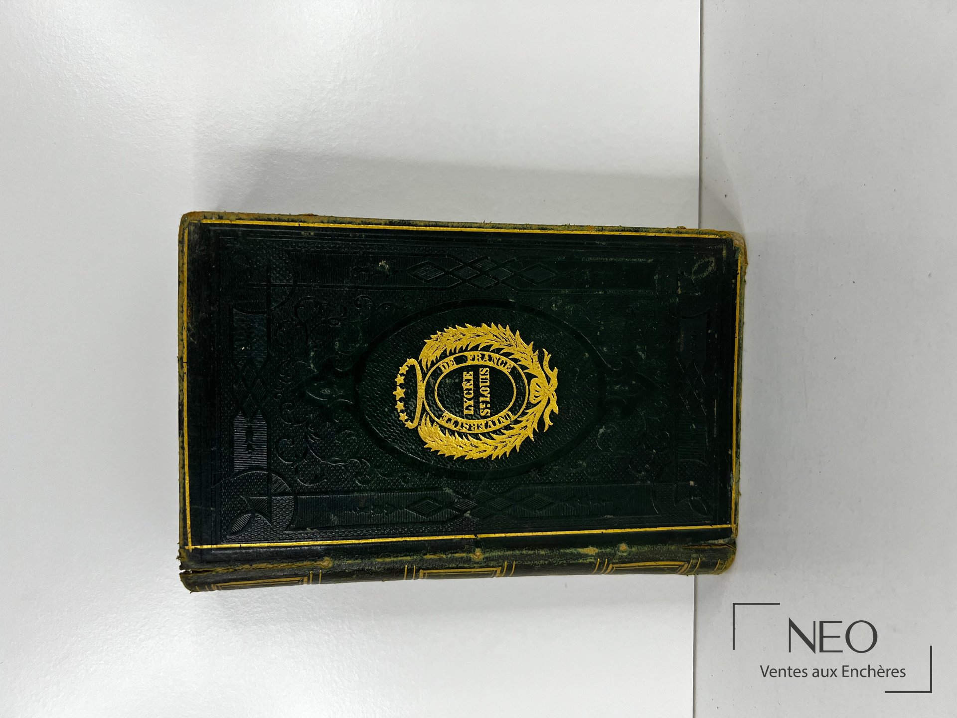 Couverture noire ornée de motifs dorés du Théâtre de Voltaire