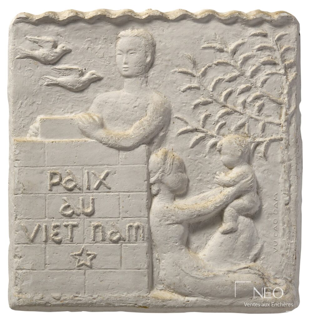 Relief en plâtre signé Vu Cao Dam représentant une scène allégorique avec oiseaux et figure centrale