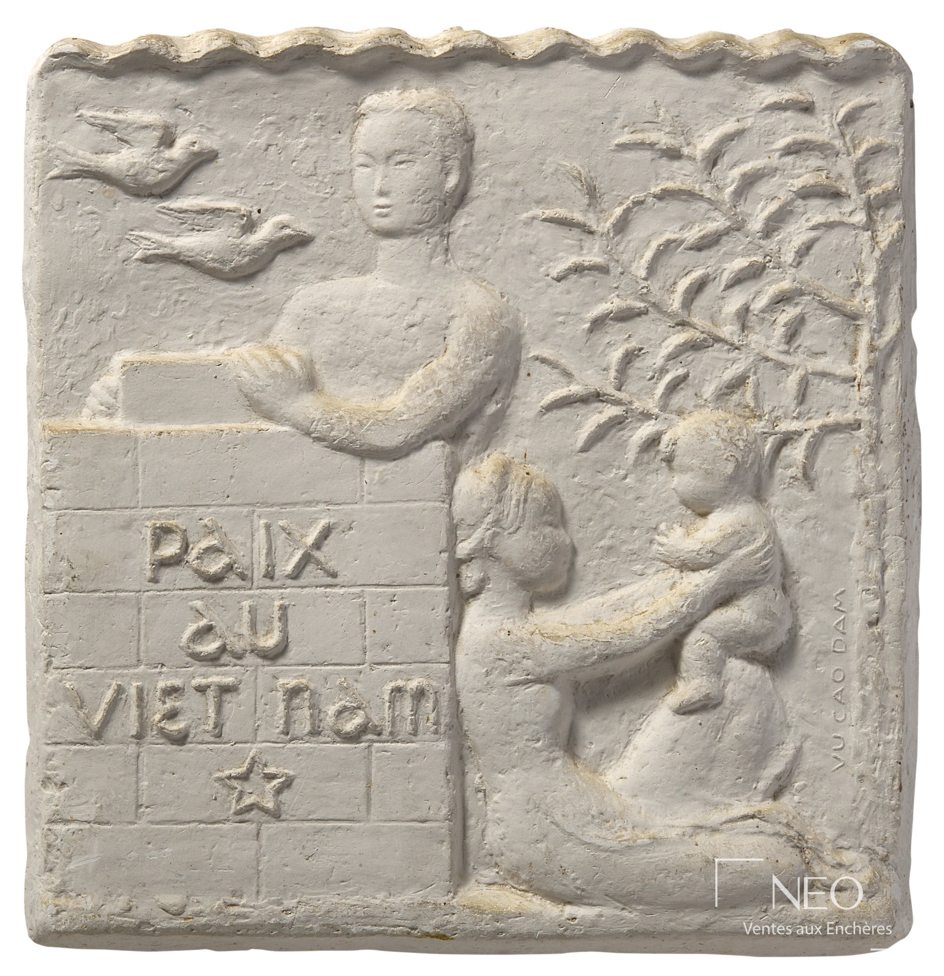 Relief en plâtre signé Vu Cao Dam représentant une scène allégorique avec oiseaux et figure centrale