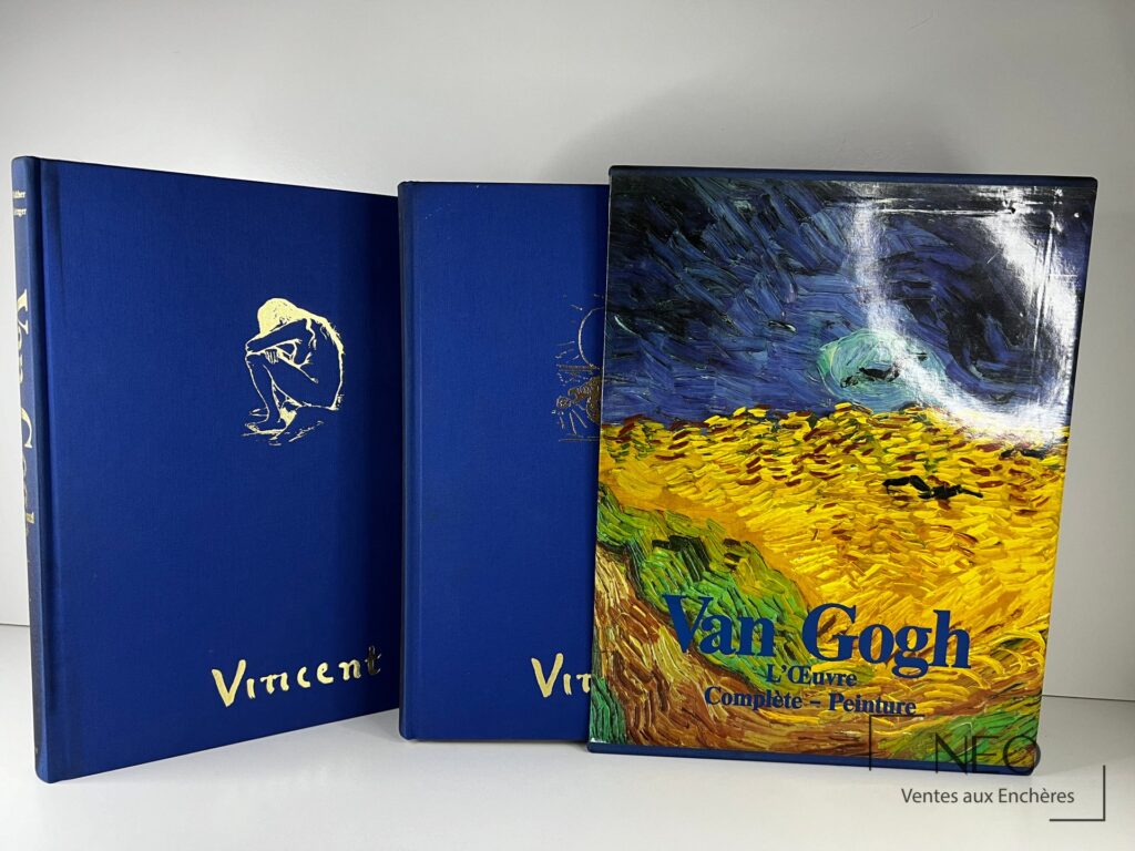 Deux volumes bleu nuit sous coffret illustré