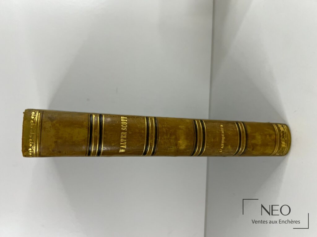 Dos d'un livre ancien en demi basane avec titre doré Walter Scott et ornements dorés
