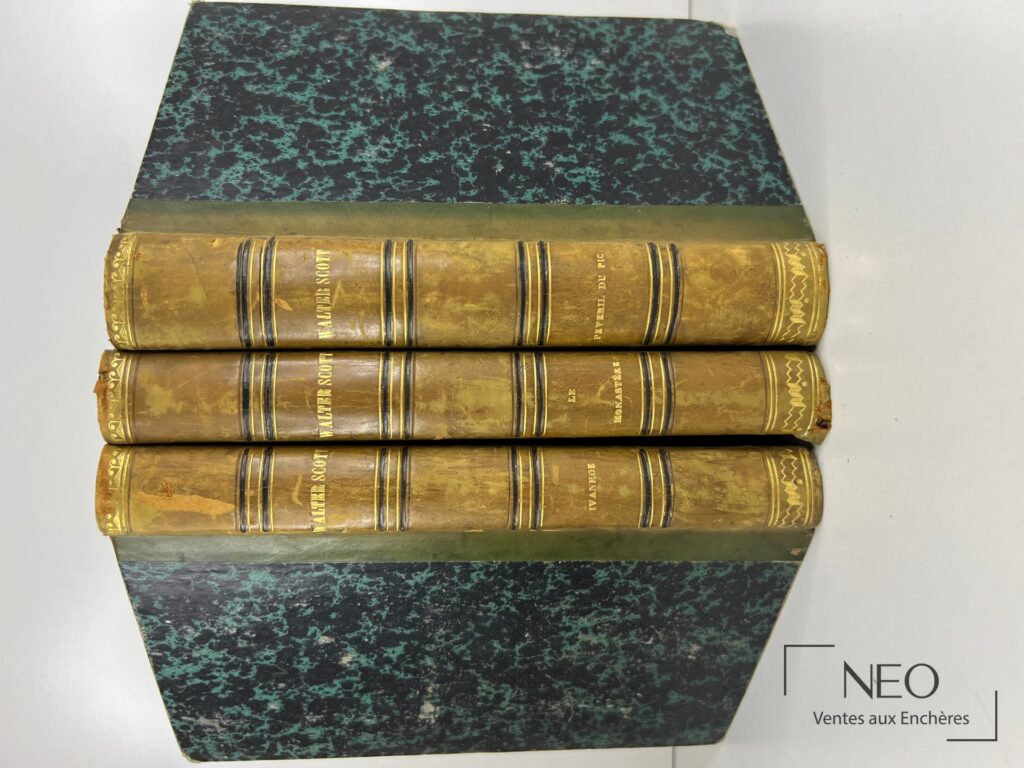 Trois volumes reliés de Walter Scott alignés