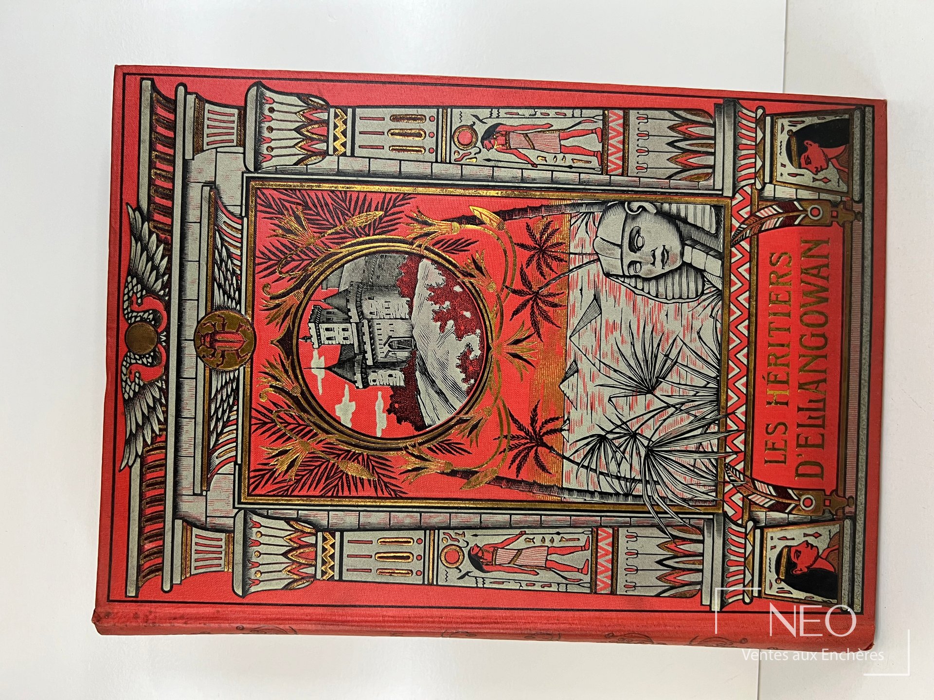 Couverture rigide rouge illustrée du livre Les héritiers d'Ellangowan