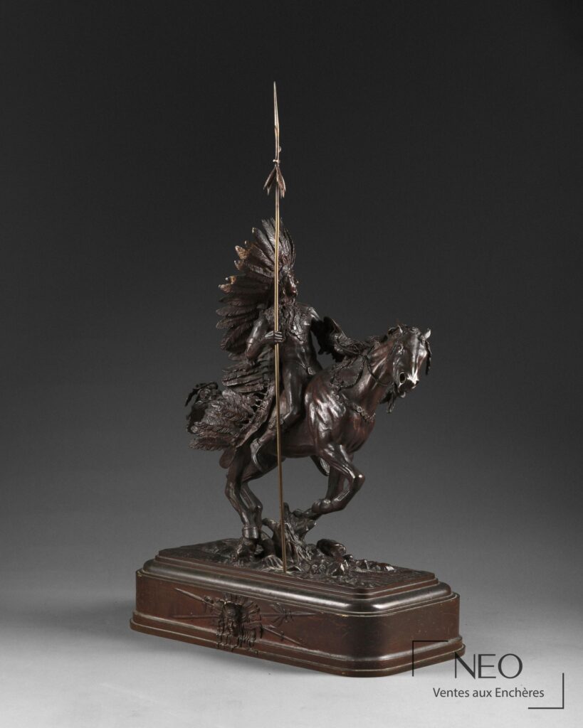 Sculpture en bronze représentant un chef indien sioux à cheval avec lance et coiffe de plumes.