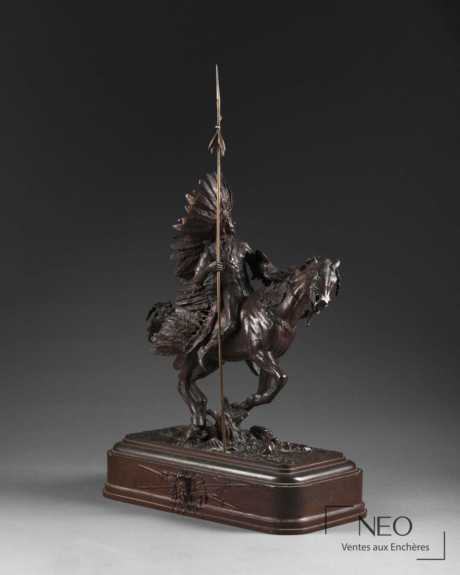 Sculpture en bronze d’un chef indien sioux à cheval avec longue lance et plumes.
