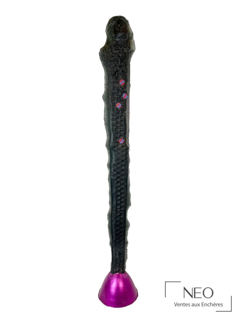 Sculpture féminine noire sur base fuchsia