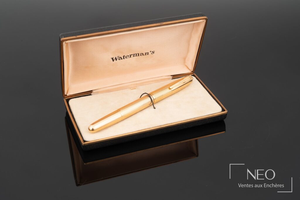 Stylo plume Waterman's en or présenté dans son étui ouvert