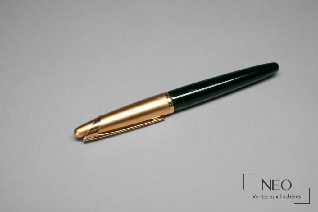 Stylo plume Waterman Edson vert et plaqué or posé fermé sur fond gris