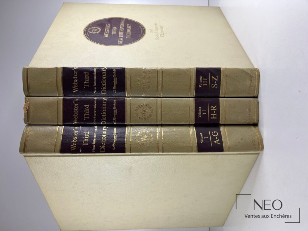 Trois volumes Webster's Third rangés avec leur coffret beige