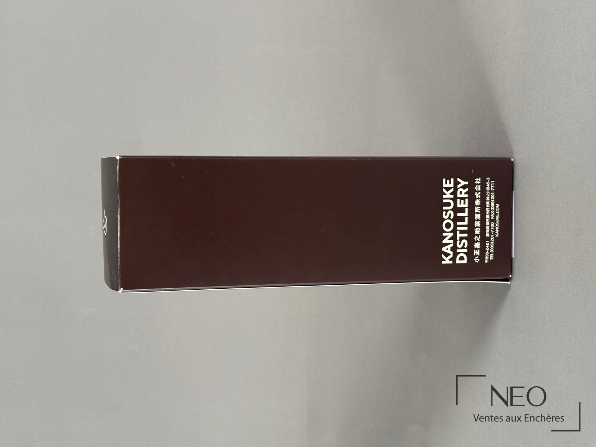Étui brun de Kanosuke Takashimaya vu de face