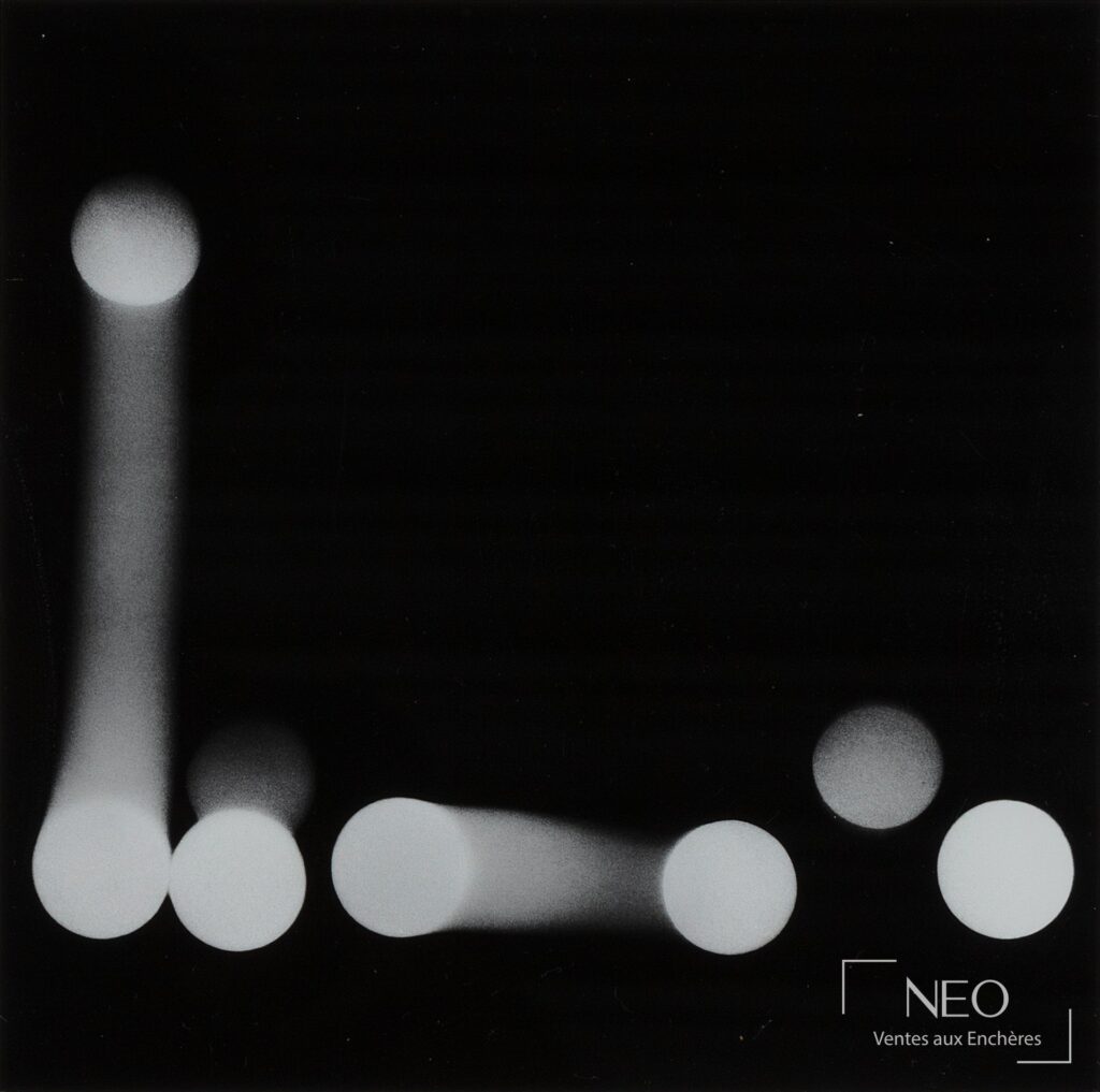 Composition noire et blanche avec sphères lumineuses sur fond noir