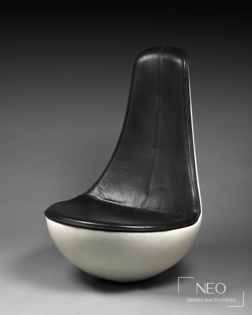 Fauteuil à bascule en fibre de verre laqué gris et cuir noir