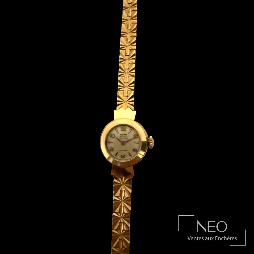 Montre bracelet Wyler en or jaune avec cadran rond à fond champagne