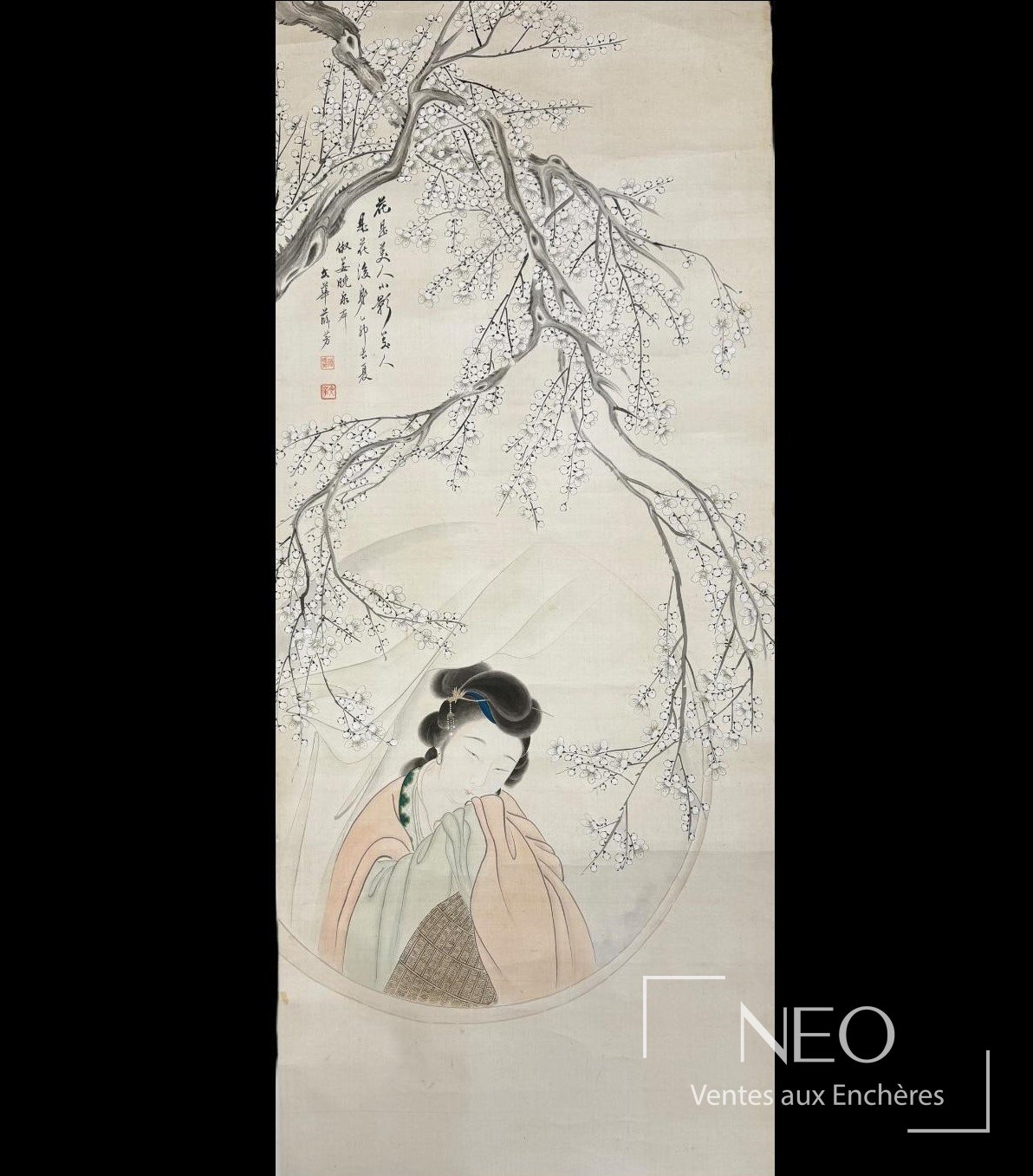 Peinture chinoise sur soie représentant une femme sous un prunier fleuri