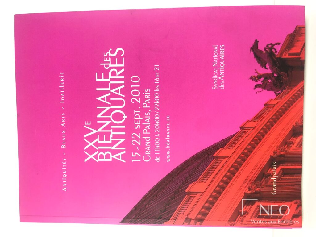 Couverture rose du catalogue XXV Biennale des Antiquaires Paris