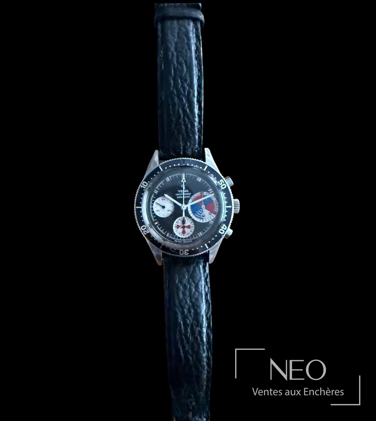 Montre Yema Yachtingraf Croisière à cadran noir et bracelet cuir sur fond noir