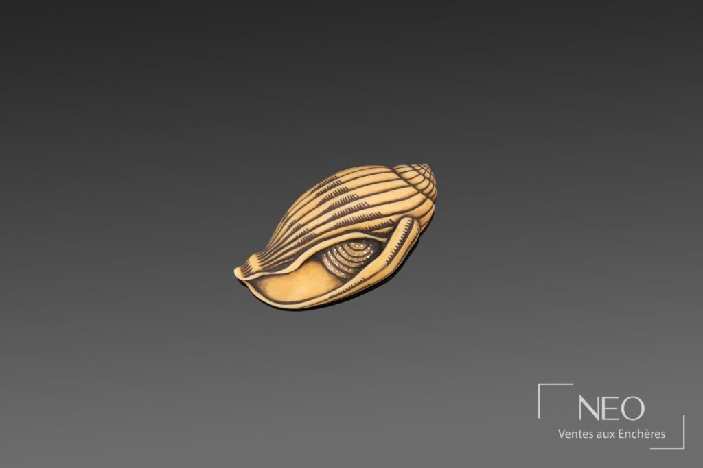 Broche en forme de coquillage en ivoire sculpté avec points dorés