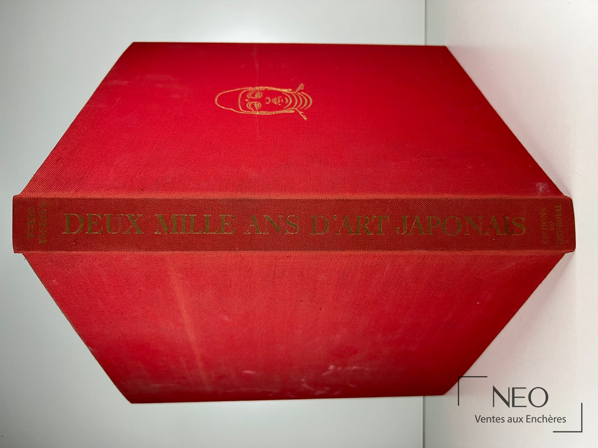 Livre rouge relié en tissu avec titre doré sur le dos