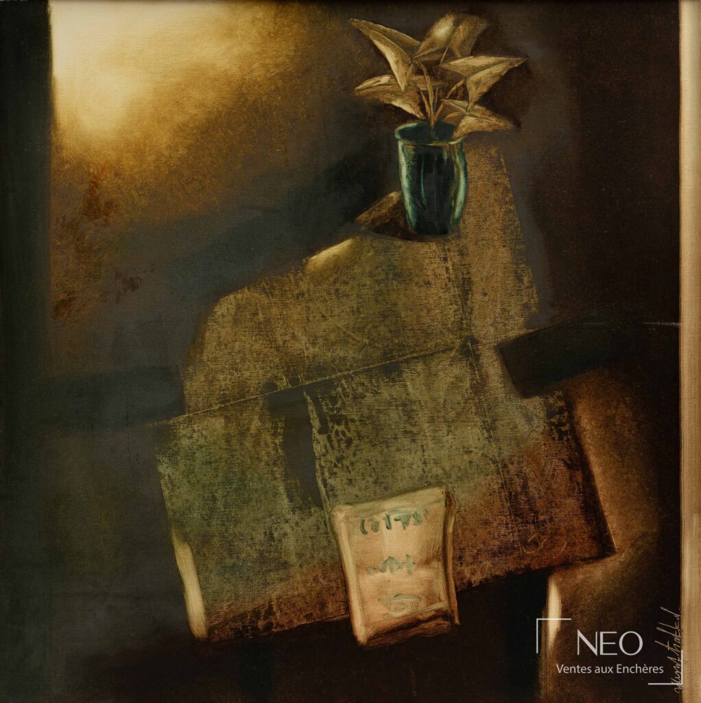 Composition abstraite avec vase vert et feuillage doré sur fond sombre