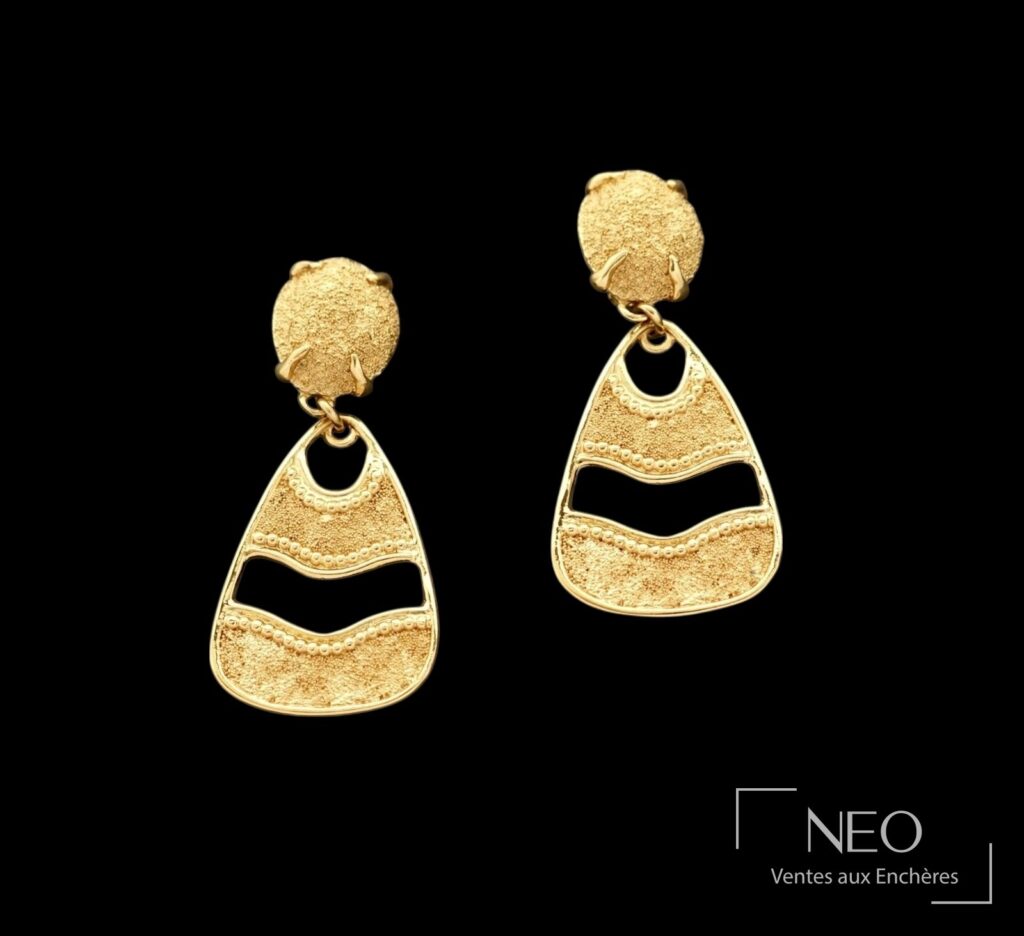 Paire de clips d’oreille Yves Saint Laurent en métal doré à pendentif trapèze ajouré