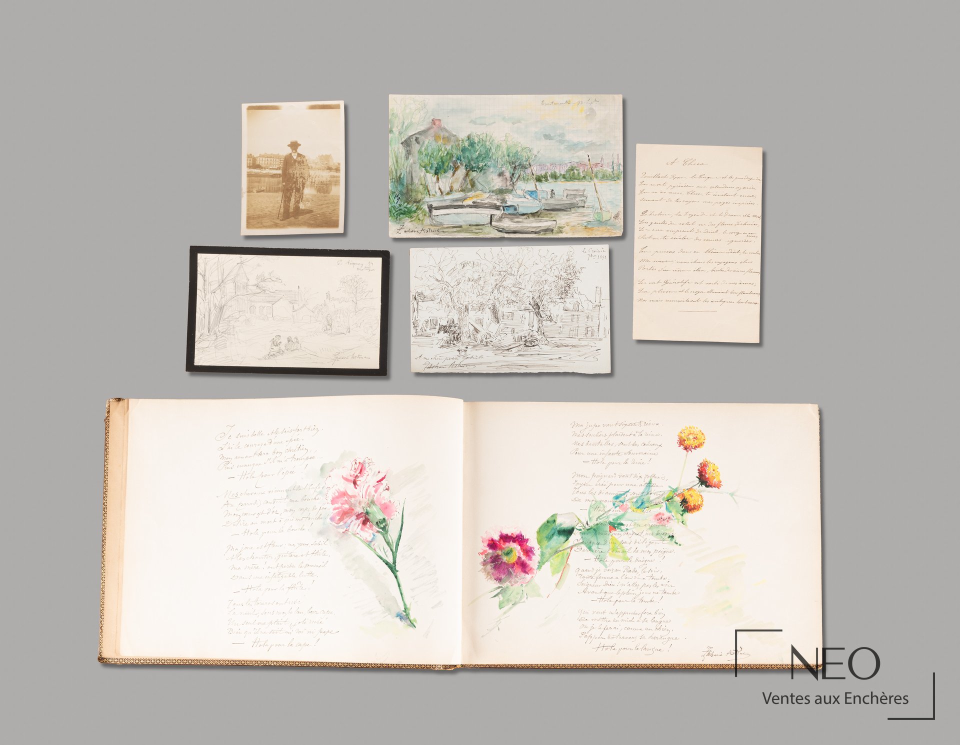 Album ouvert avec pages illustrées