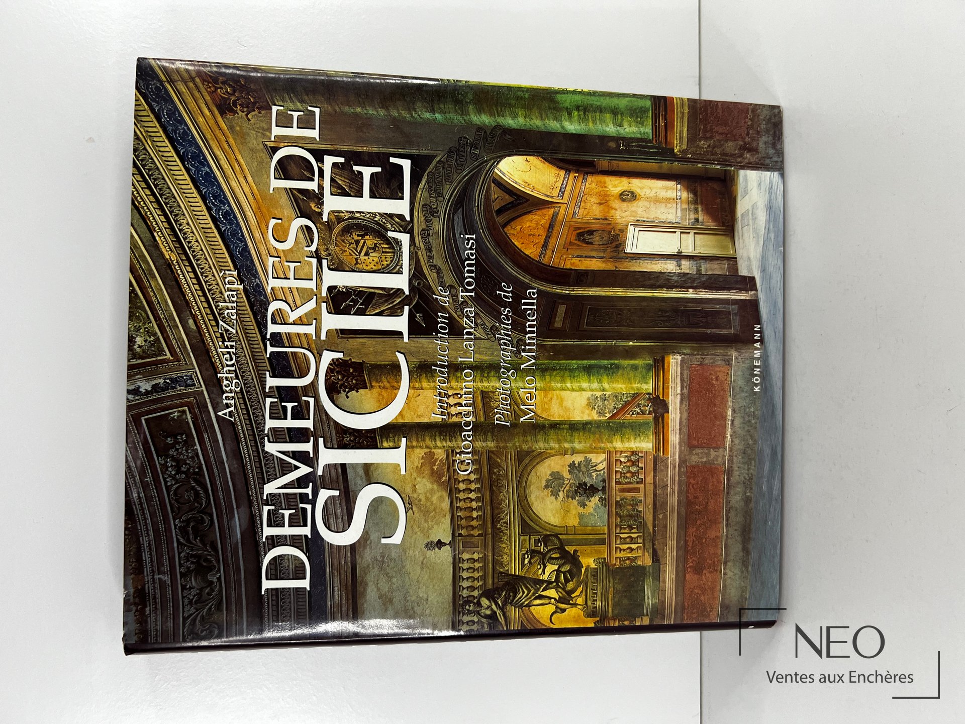 Couverture illustrée du livre Demeures de Sicile avec une architecture intérieure monumentale