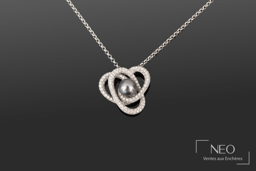 Pendentif ZANCAN en or blanc avec perle de Tahiti et diamants sur sa chaîne