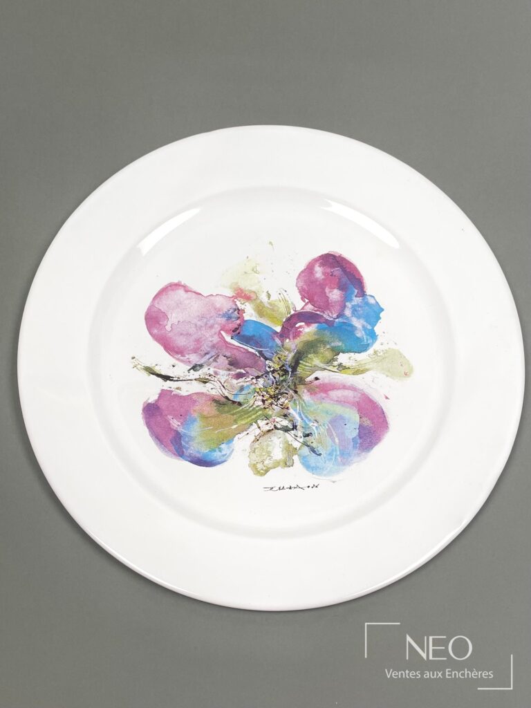 Assiette ronde blanche à décor floral polychrome de Zao Wou Ki