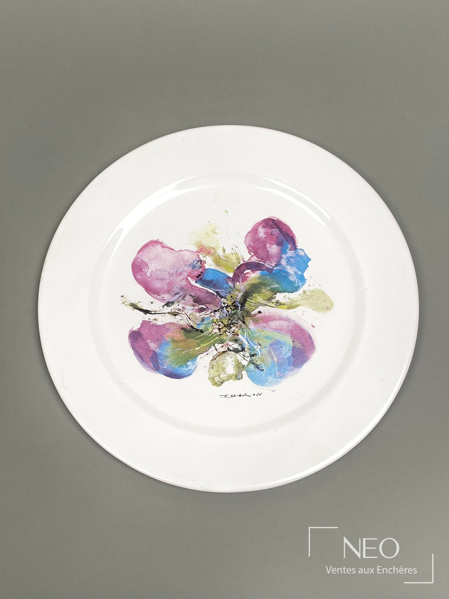 Assiette ronde blanche au décor floral polychrome centré