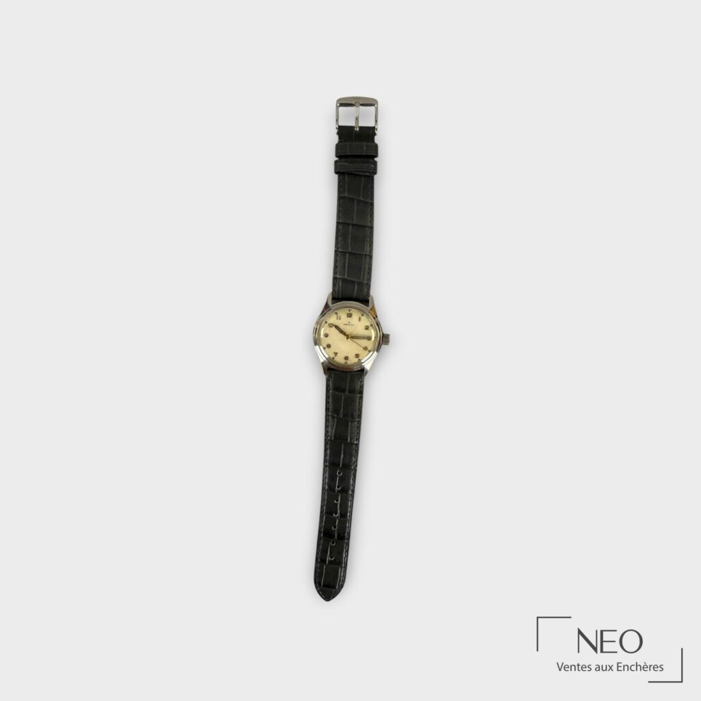 Montre bracelet ZENITH ronde avec bracelet cuir noir sur fond neutre