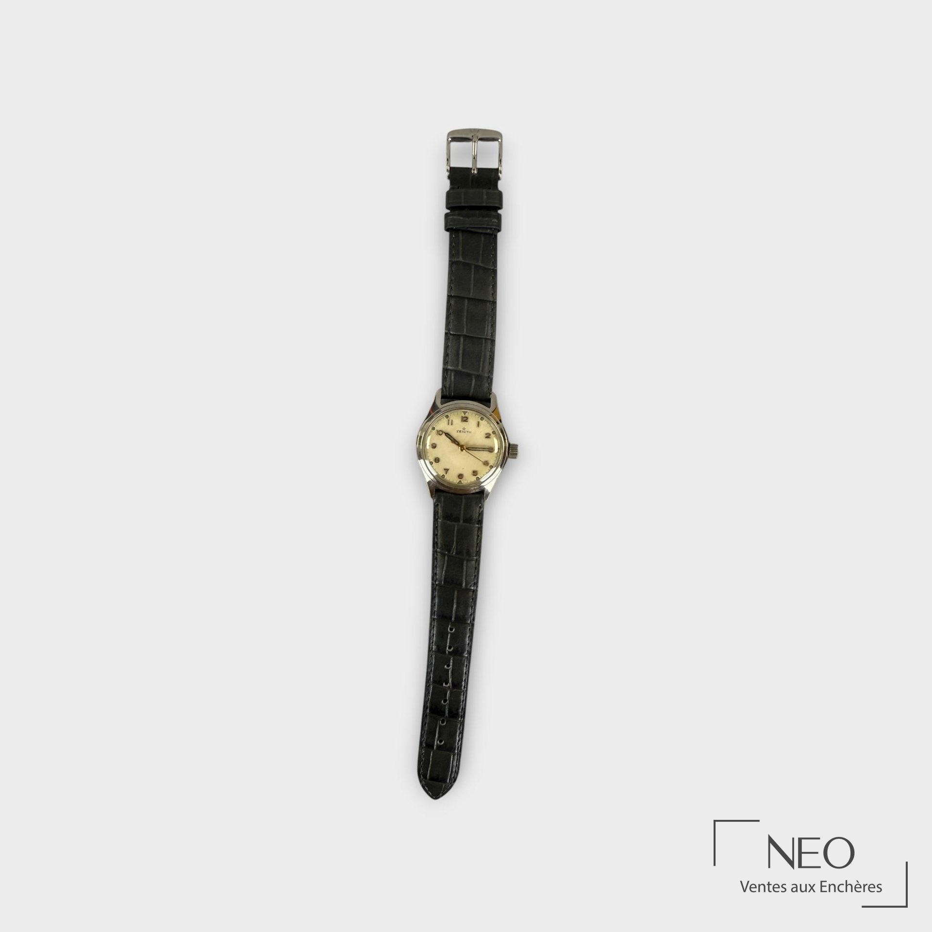 Montre bracelet ZENITH ronde avec bracelet cuir noir sur fond neutre