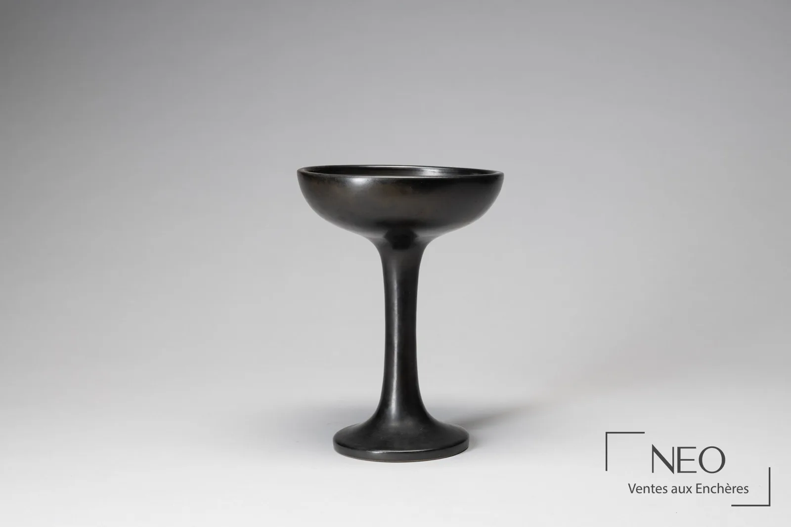 Calice de Georges Jouve en céramique émaillée noire sur piédouche