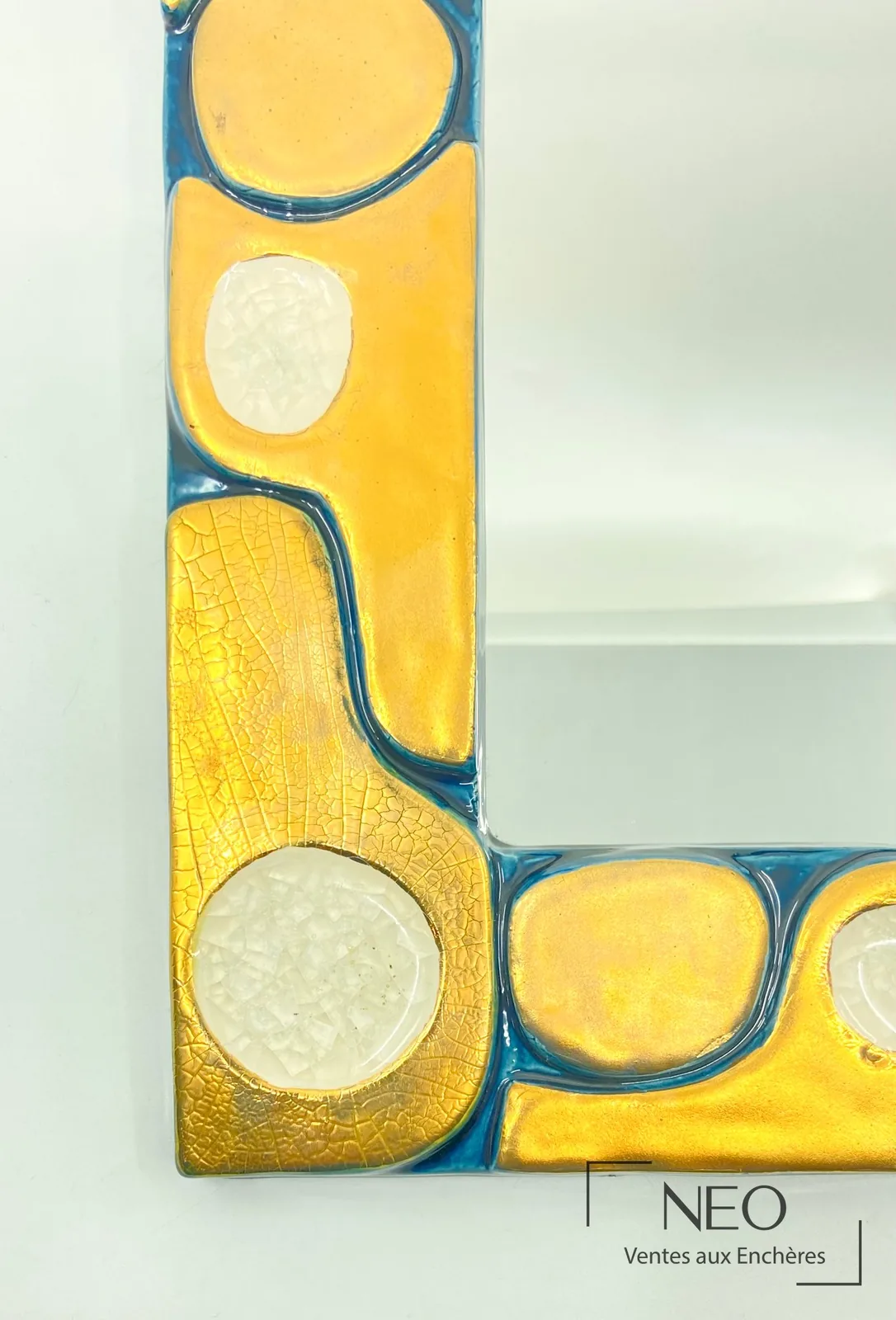 Détail de l'or craquelé et des cabochons de verre cristallisé sur un miroir de Mithé Espelt