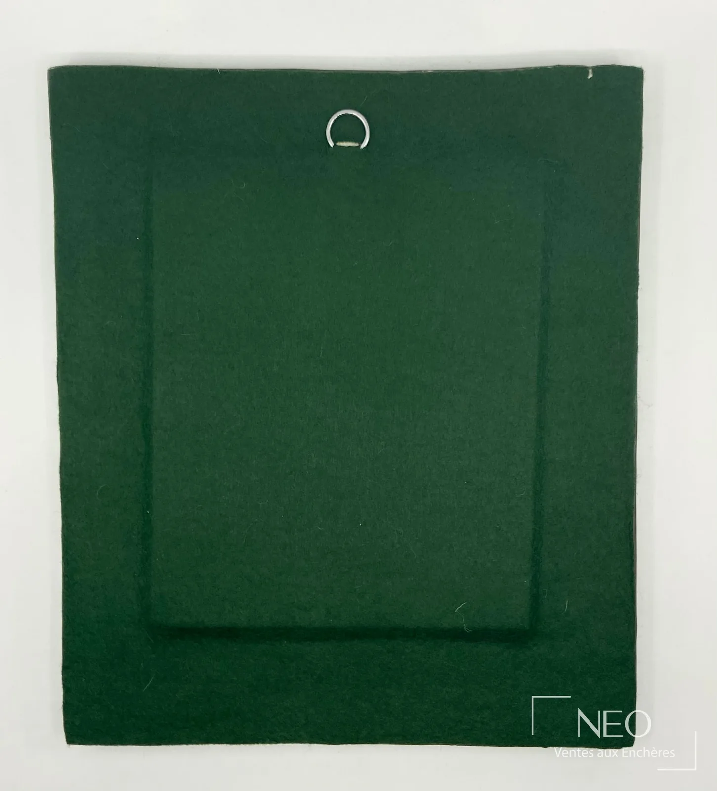 Revers en feutrine verte d'un miroir de Mithé Espelt, marque d'atelier de la céramiste