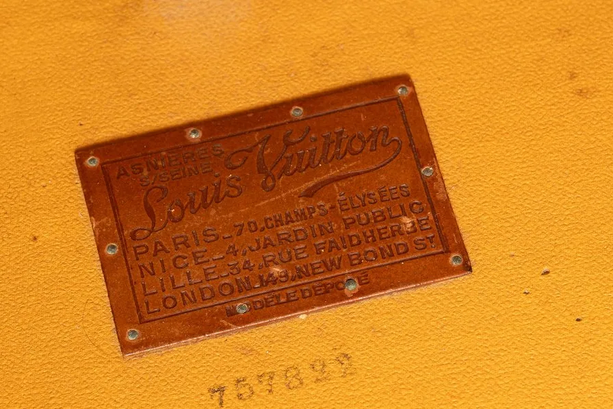 Étiquette intérieure en cuir avec numéro de série frappé d’une malle Louis Vuitton
