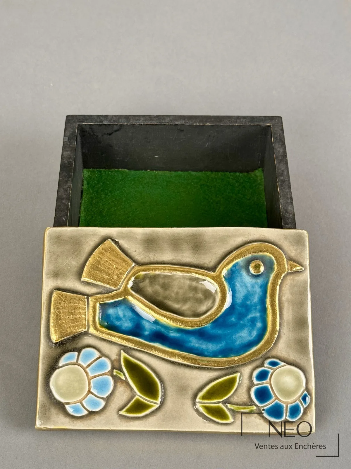 Intérieur d'une boîte de Mithé Espelt doublé de feutrine verte, couvercle en céramique à décor d'oiseau