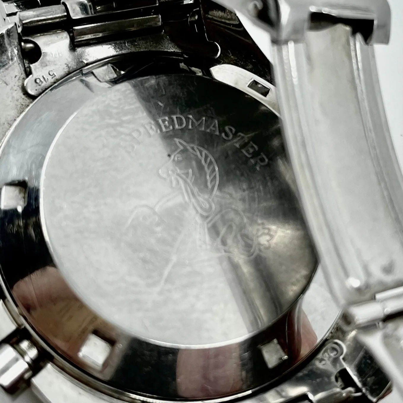 Fond de boîtier gravé de l'hippocampe d'une Omega Speedmaster pré-Moon