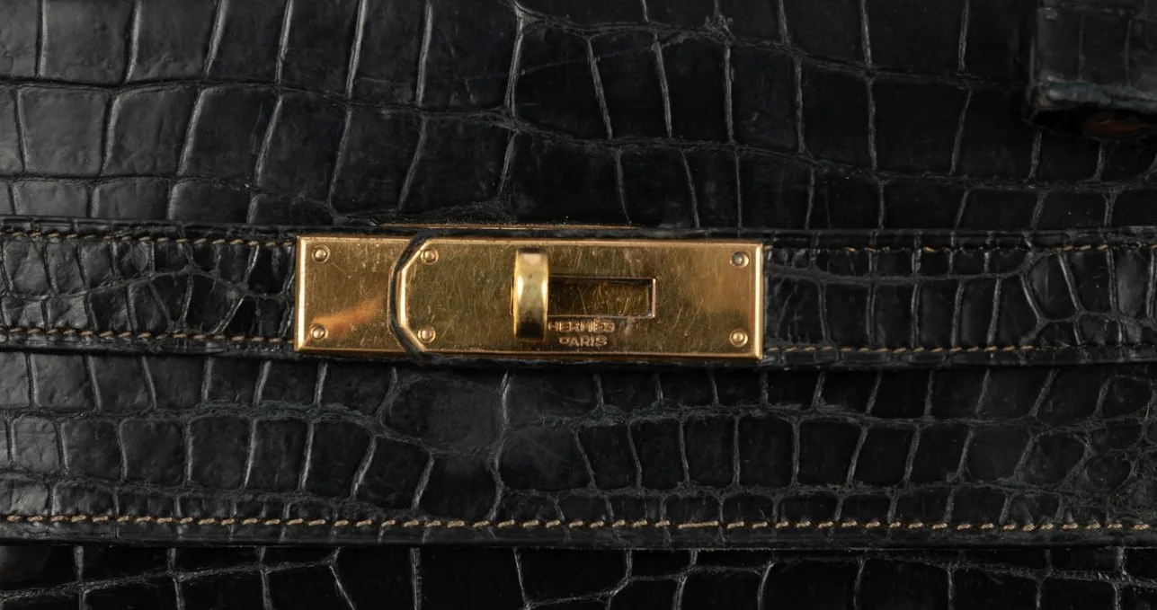 Gravure Hermès Paris sur le fermoir plaqué or d’un sac Kelly en crocodile, estimation sac Hermès