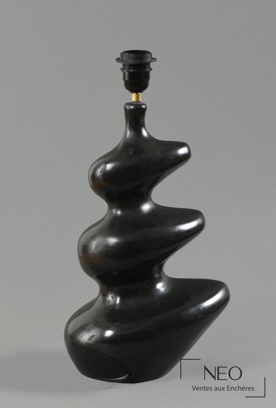 Lampe en céramique émaillée noire de Georges Jouve adjugée par NEO Enchères